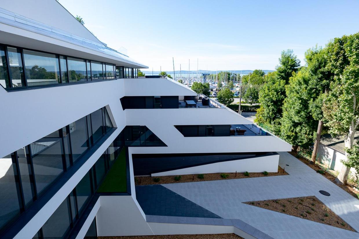 Marina Apartman Hotel Balatonszárszó Buitenkant foto
