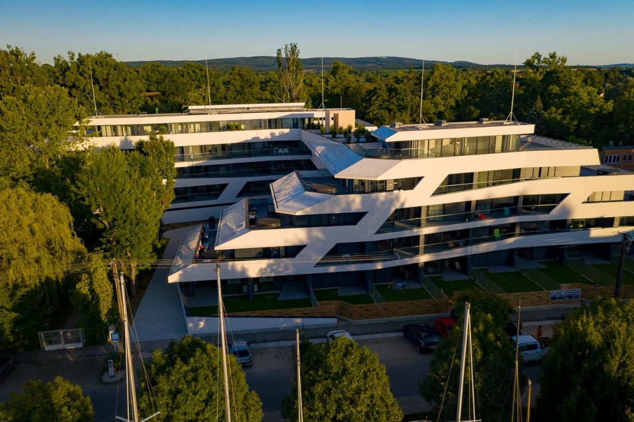 Marina Apartman Hotel Balatonszárszó Buitenkant foto