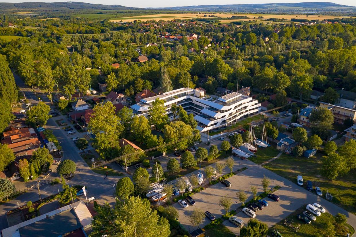Marina Apartman Hotel Balatonszárszó Buitenkant foto