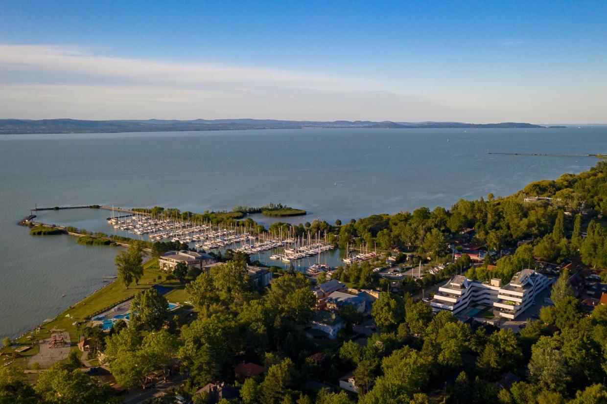 Marina Apartman Hotel Balatonszárszó Buitenkant foto