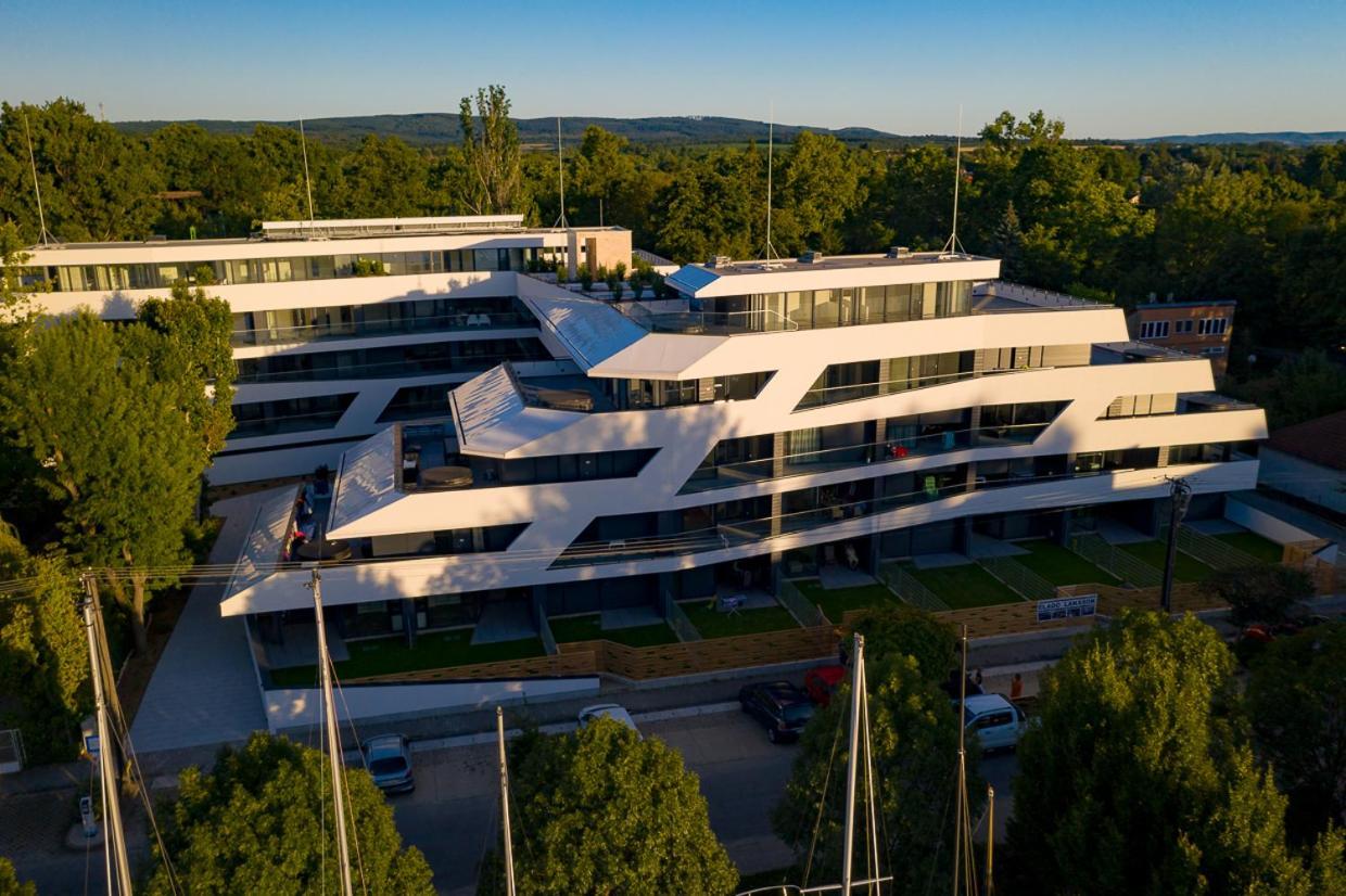 Marina Apartman Hotel Balatonszárszó Buitenkant foto