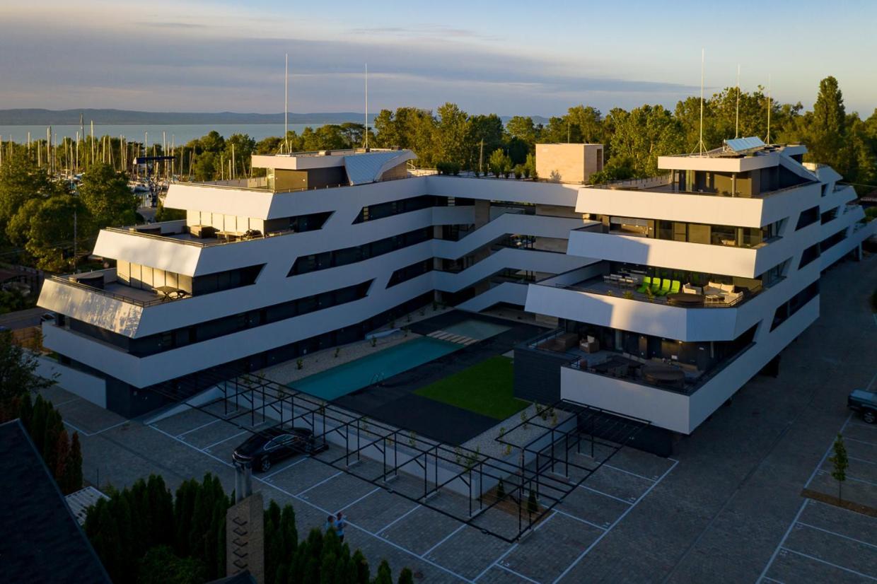 Marina Apartman Hotel Balatonszárszó Buitenkant foto